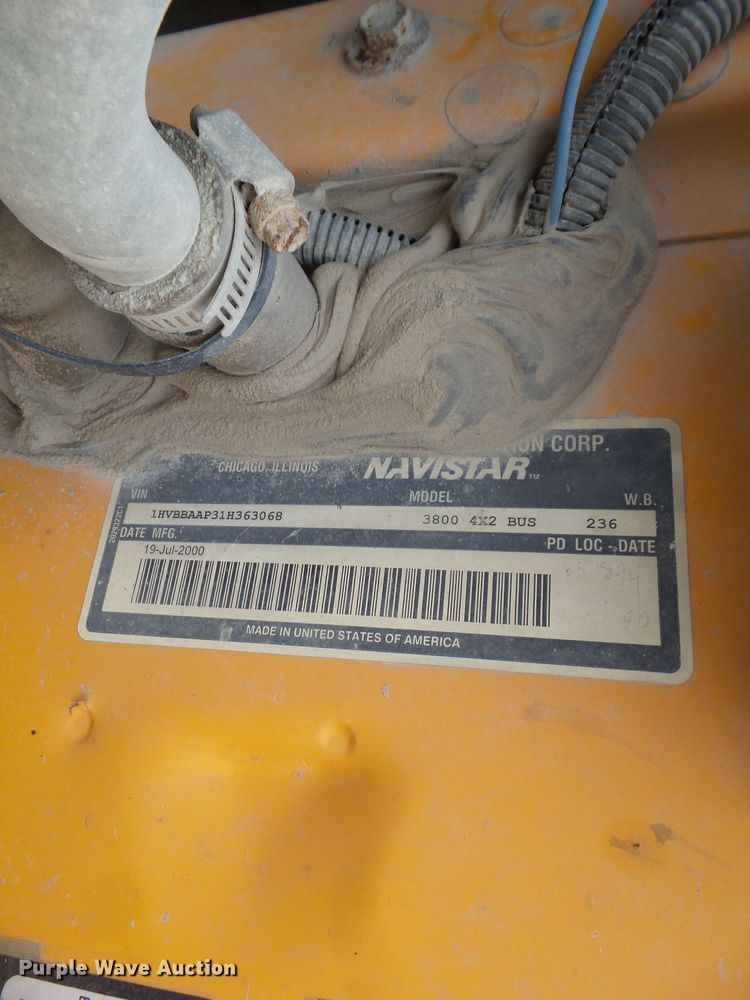 image for item DA7078 2001 International 3800  school bus