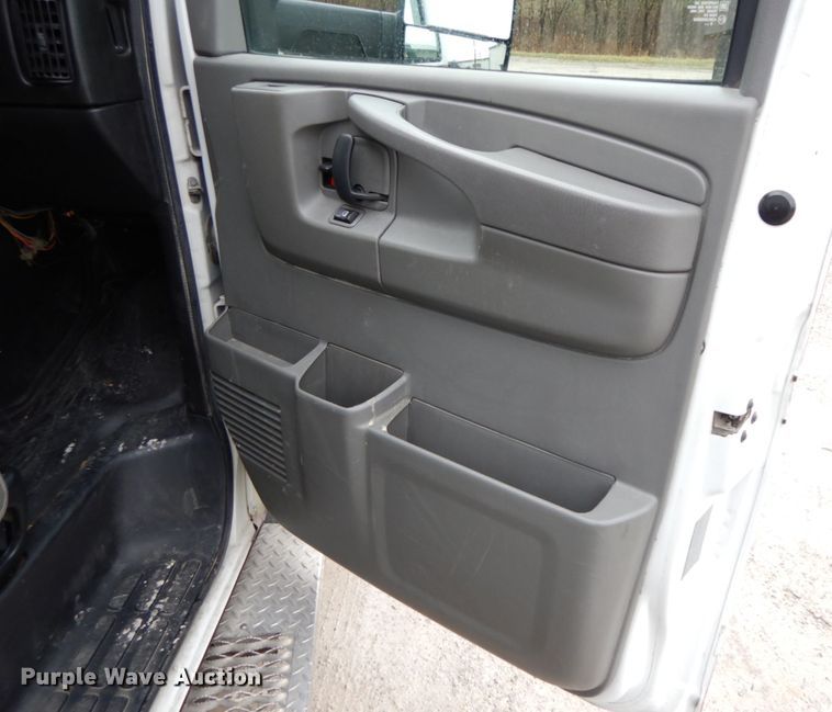 image for item DF6501 2010 Chevrolet Express 4500  ambulance