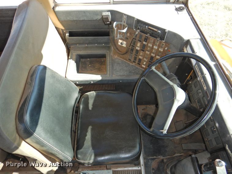 image for item DG1588 1992 International 3800  school bus