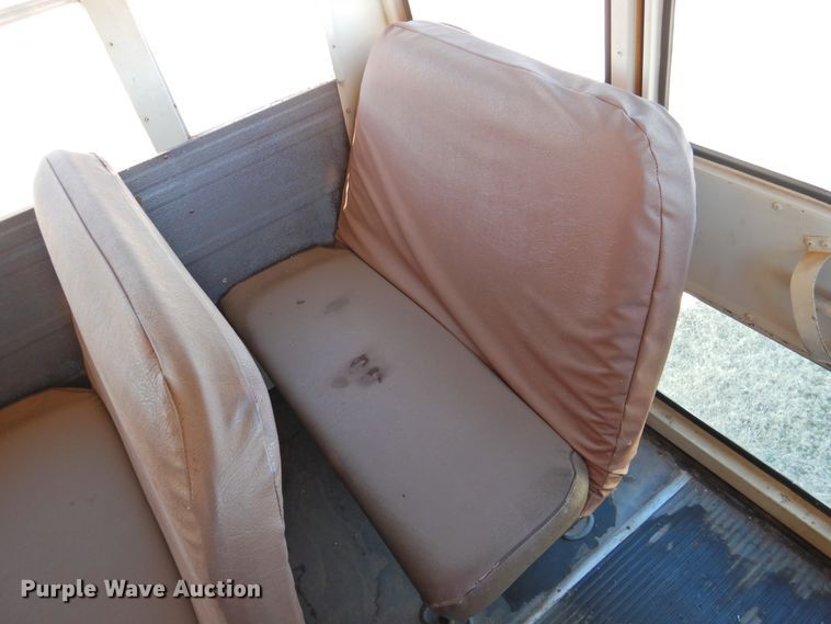 image for item DG1588 1992 International 3800  school bus