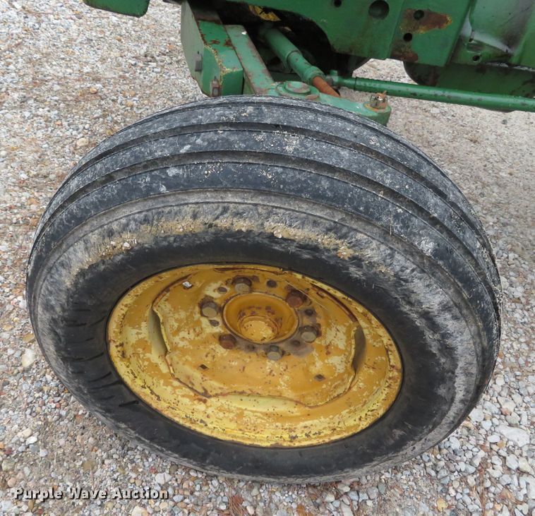 image for item DH0742 1981 John Deere 2040  tractor