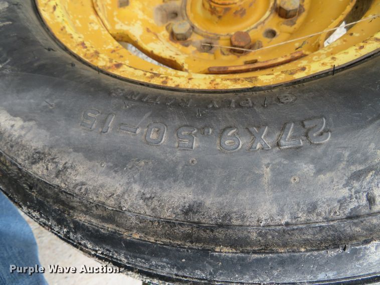 image for item DH0742 1981 John Deere 2040  tractor