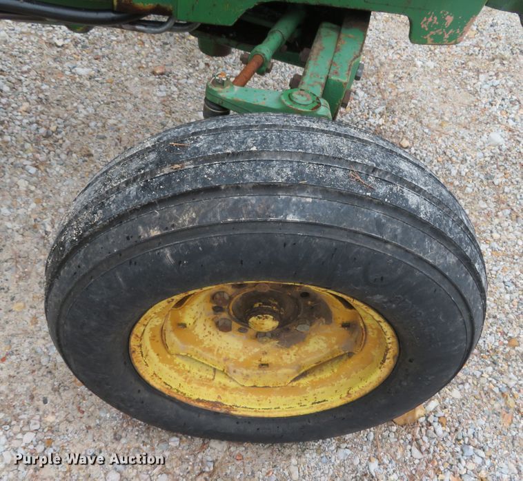 image for item DH0742 1981 John Deere 2040  tractor