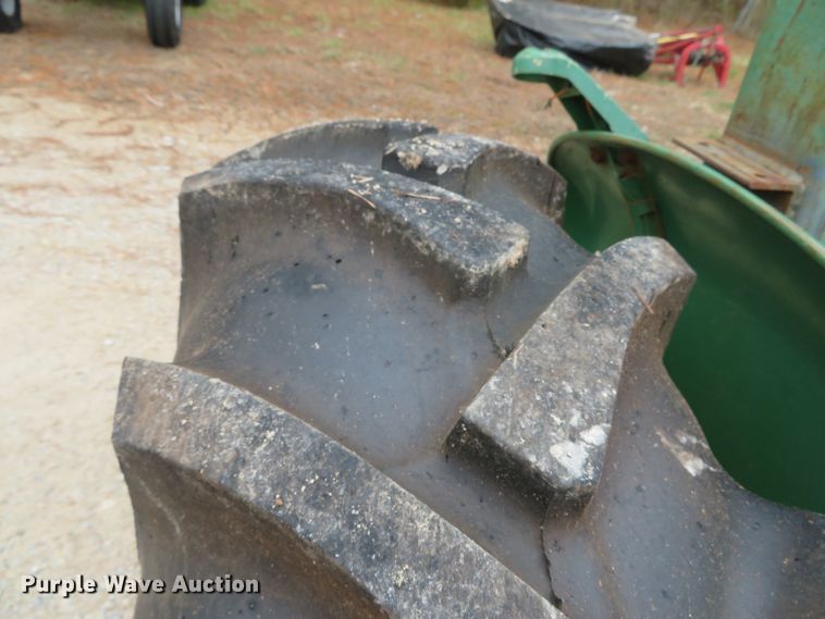 image for item DH0742 1981 John Deere 2040  tractor