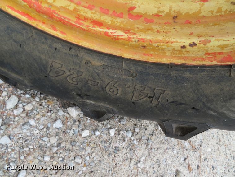 image for item DH0742 1981 John Deere 2040  tractor