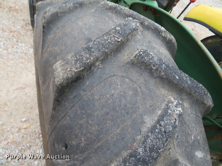 image for item DH0742 1981 John Deere 2040  tractor