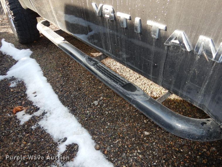 image for item DJ2846 2004 Nissan Titan  King Cab pickup truck