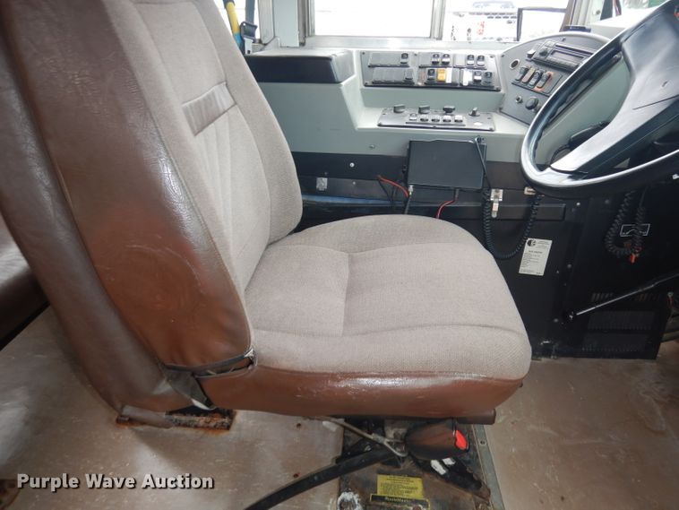 image for item DJ2969 2003 International 3800  school bus