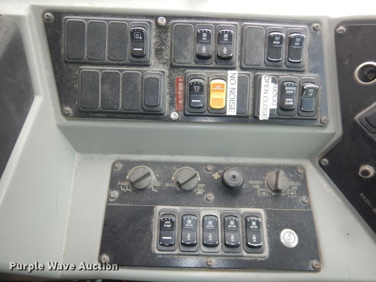 image for item DJ2969 2003 International 3800  school bus