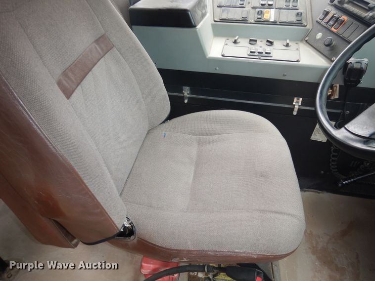 image for item DJ2970 2004 International 3800  school bus