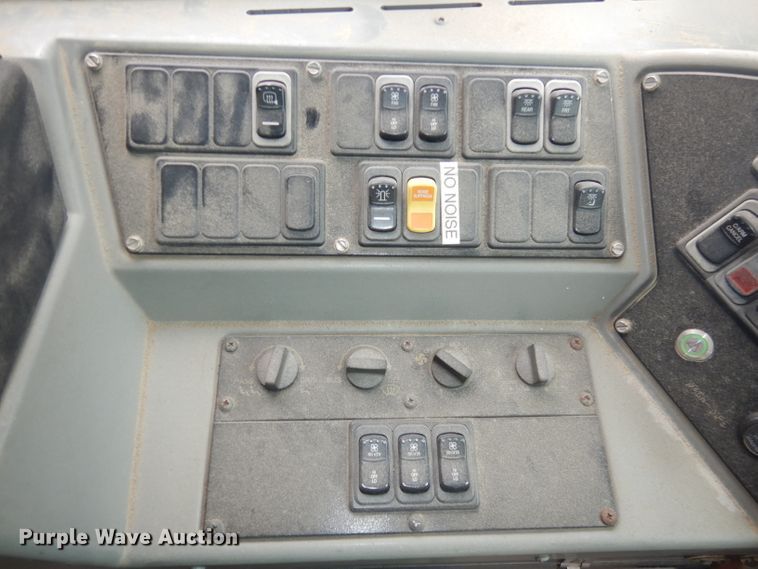 image for item DJ2970 2004 International 3800  school bus