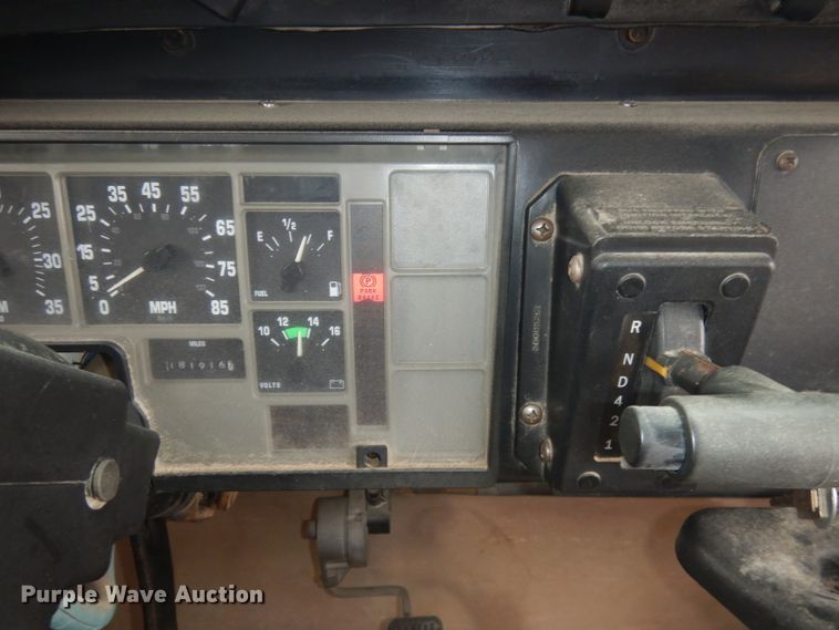 image for item DJ2970 2004 International 3800  school bus