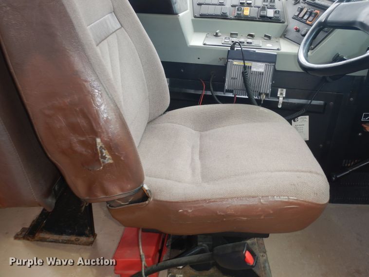 image for item DJ2971 2003 International 3800  school bus