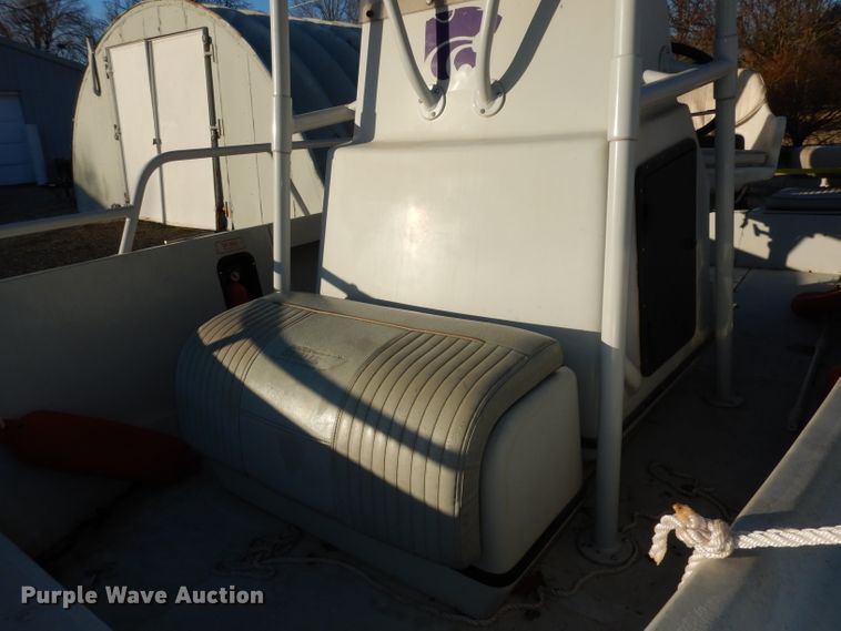 image for item DJ6902 2000 Boston Whaler Justice  boat