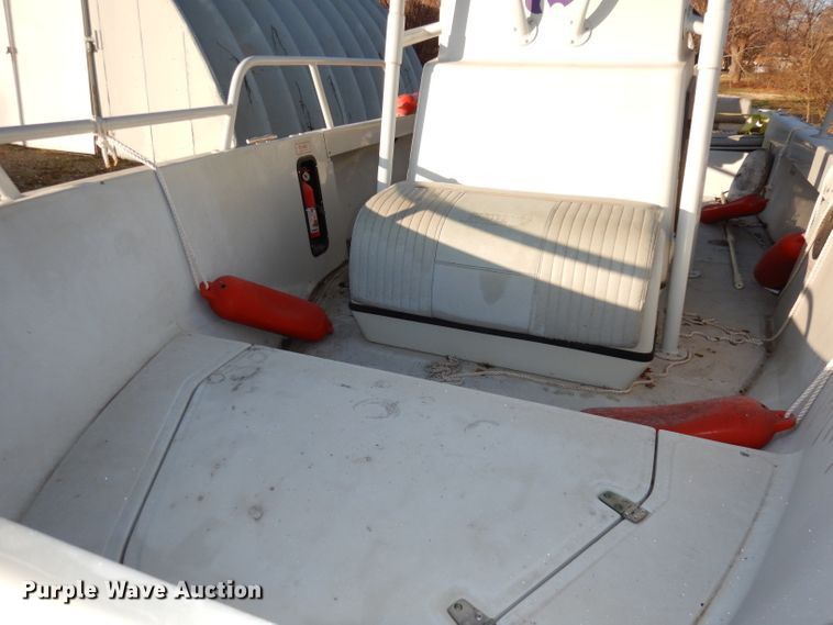 image for item DJ6902 2000 Boston Whaler Justice  boat