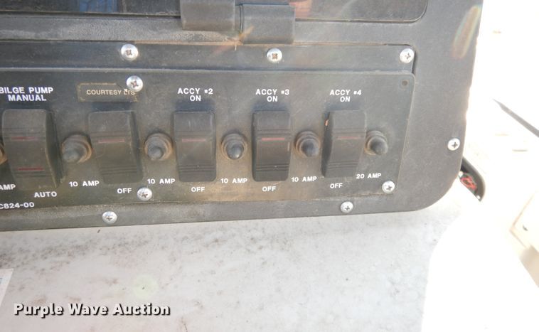 image for item DJ6902 2000 Boston Whaler Justice  boat