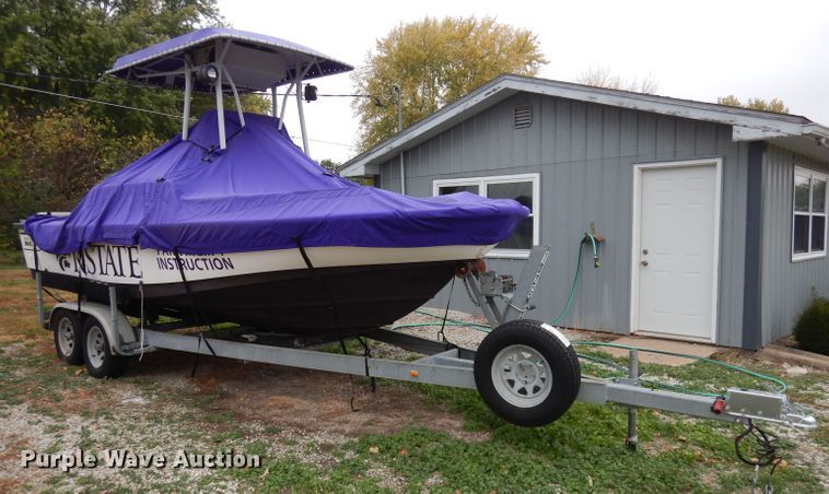 image for item DJ6902 2000 Boston Whaler Justice  boat