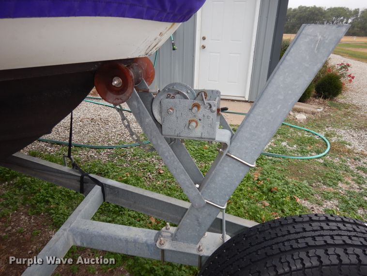 image for item DJ6902 2000 Boston Whaler Justice  boat