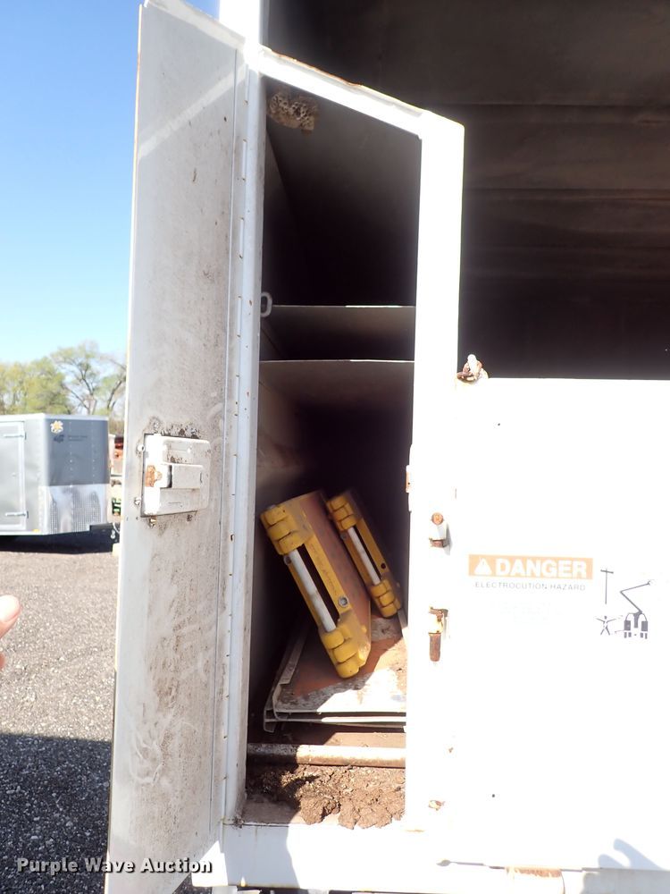 image for item DK4661 1997 GMC C7500  forestry bucket truck