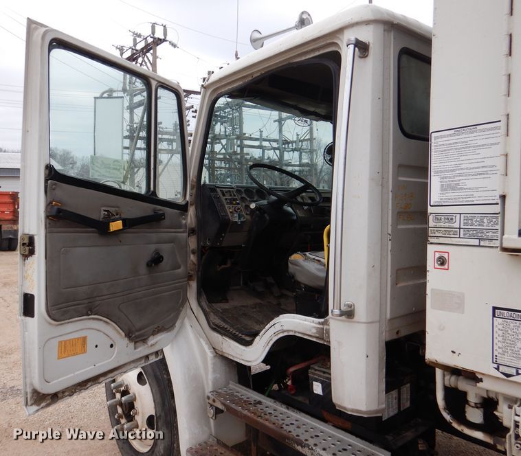 image for item DL4854 2000 Freightliner FL80  refuse truck
