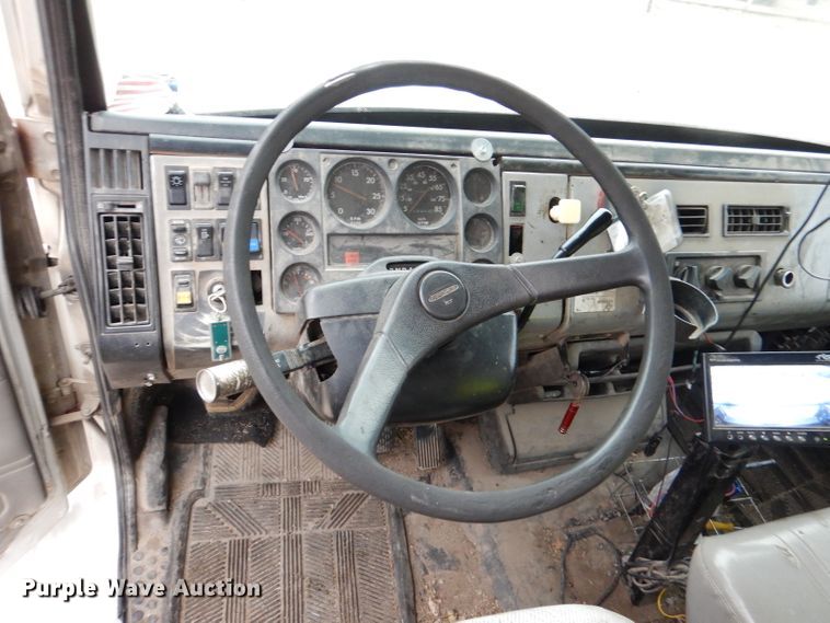 image for item DL4854 2000 Freightliner FL80  refuse truck