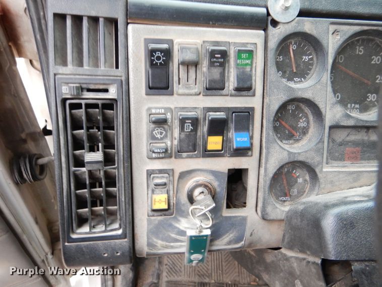 image for item DL4854 2000 Freightliner FL80  refuse truck