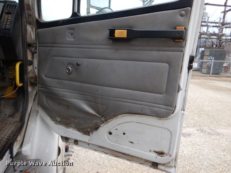 image for item DL4854 2000 Freightliner FL80  refuse truck