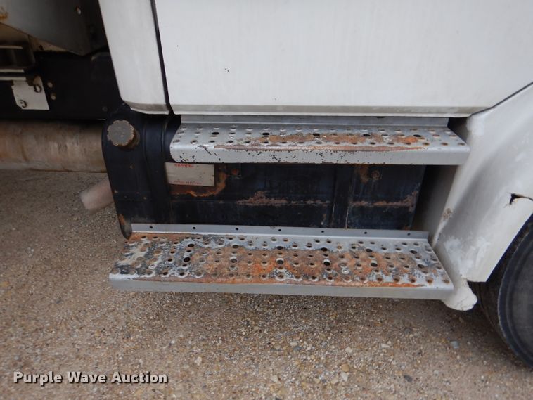 image for item DL4854 2000 Freightliner FL80  refuse truck