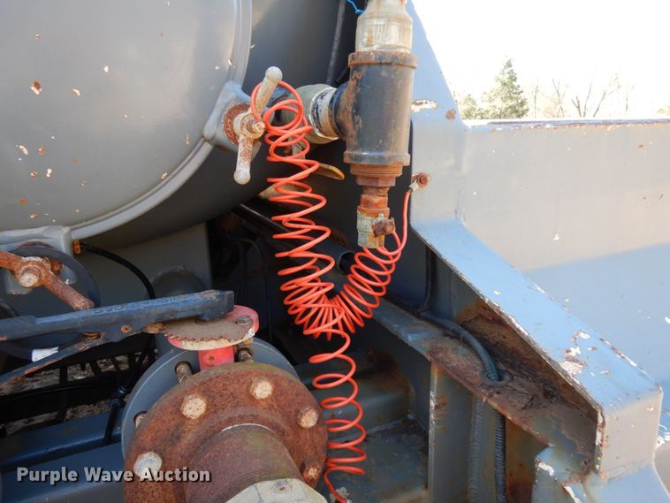 image for item DM2869 2011 Dragon 130BBL vacuum trailer