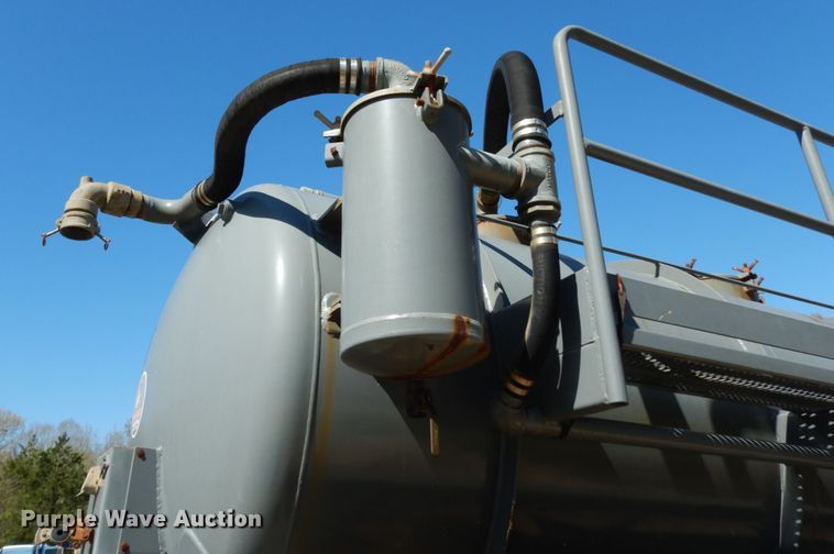 image for item DM2869 2011 Dragon 130BBL vacuum trailer