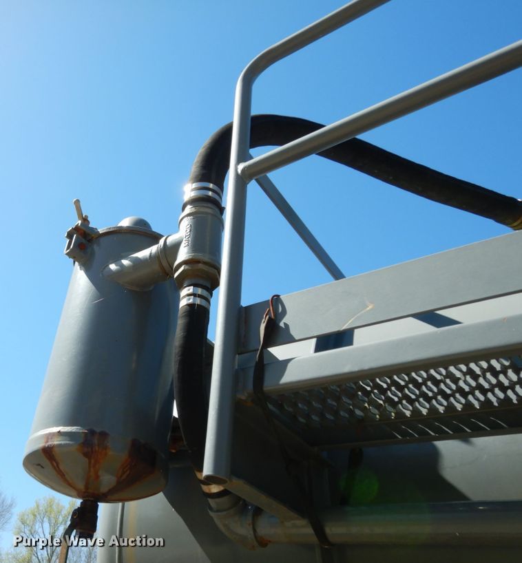 image for item DM2869 2011 Dragon 130BBL vacuum trailer