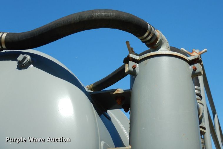 image for item DM2869 2011 Dragon 130BBL vacuum trailer