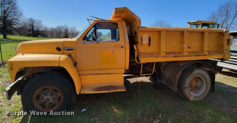 image for item FL9102 1990 Ford F800  dump truck