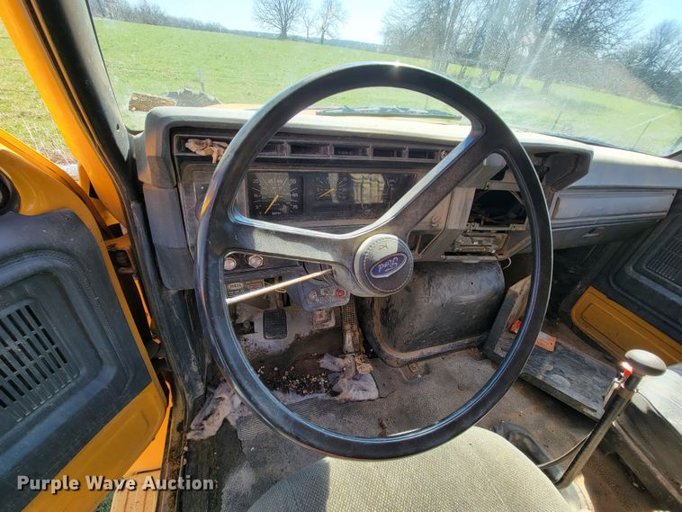 image for item FL9102 1990 Ford F800  dump truck