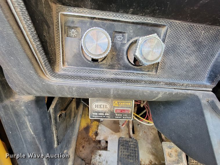 image for item FL9102 1990 Ford F800  dump truck