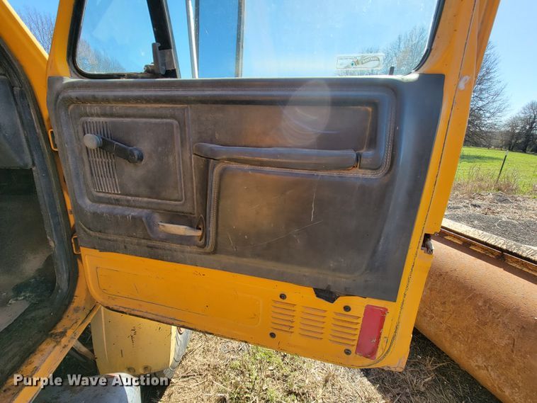 image for item FL9102 1990 Ford F800  dump truck