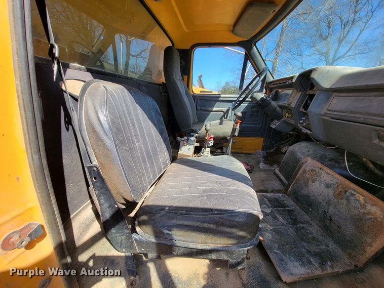 image for item FL9102 1990 Ford F800  dump truck