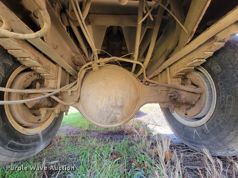 image for item FL9102 1990 Ford F800  dump truck