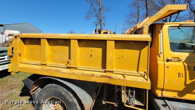 image for item FL9102 1990 Ford F800  dump truck
