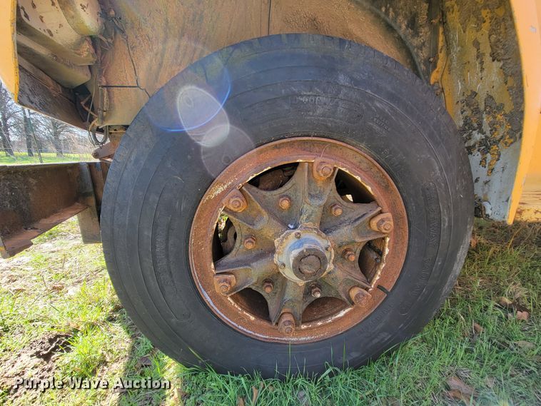 image for item FL9102 1990 Ford F800  dump truck