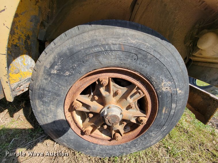 image for item FL9102 1990 Ford F800  dump truck