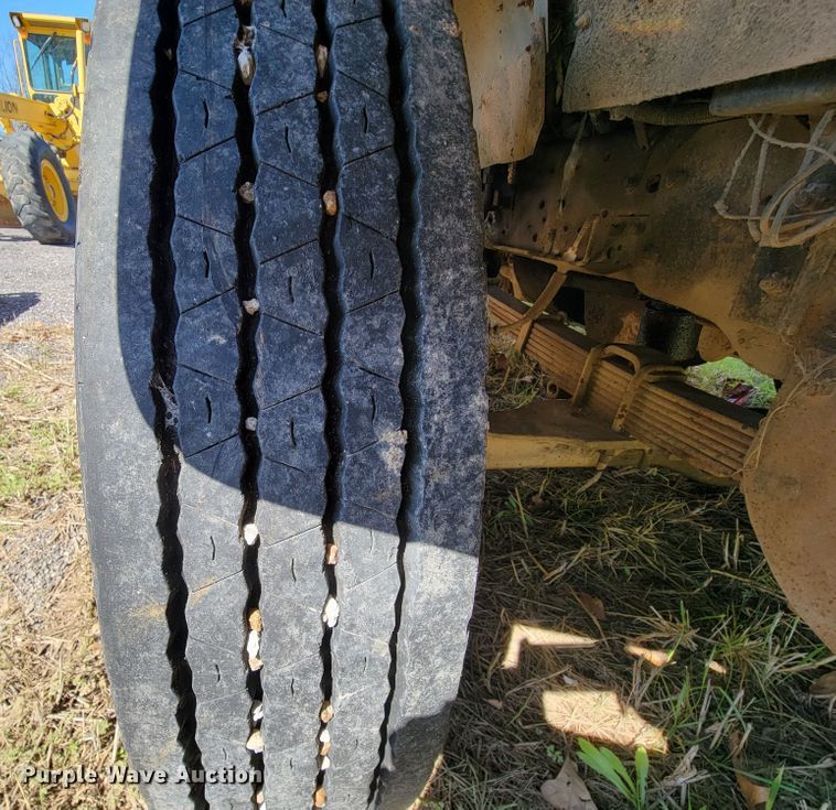 image for item FL9102 1990 Ford F800  dump truck