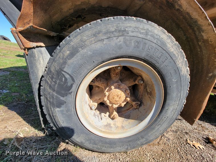 image for item FL9102 1990 Ford F800  dump truck