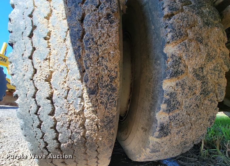 image for item FL9102 1990 Ford F800  dump truck