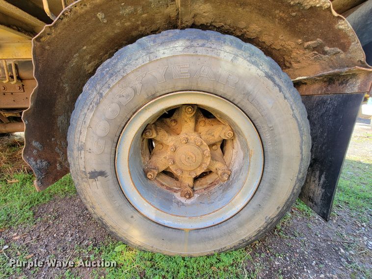 image for item FL9102 1990 Ford F800  dump truck