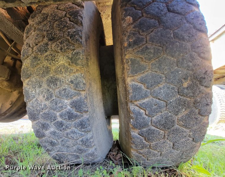 image for item FL9102 1990 Ford F800  dump truck