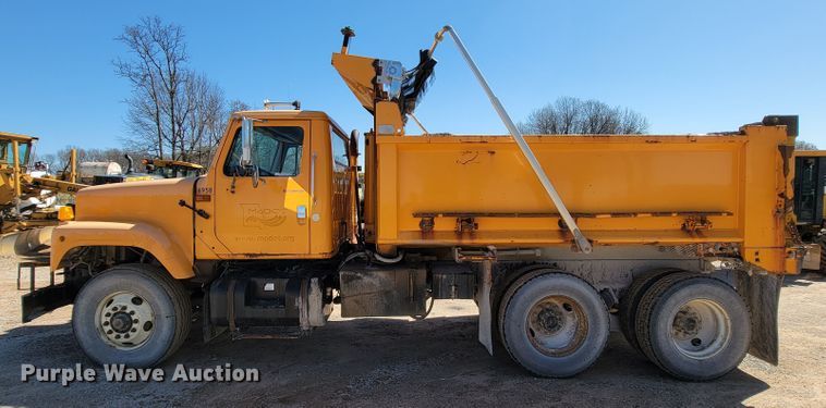 image for item FL9104 2002 International 2554  dump truck