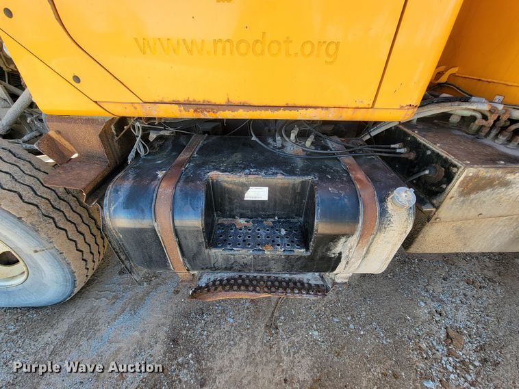 image for item FL9104 2002 International 2554  dump truck