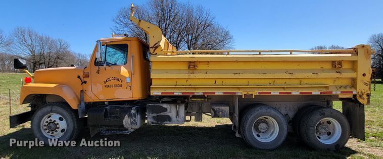 image for item FL9105 2002 International 2554  dump truck