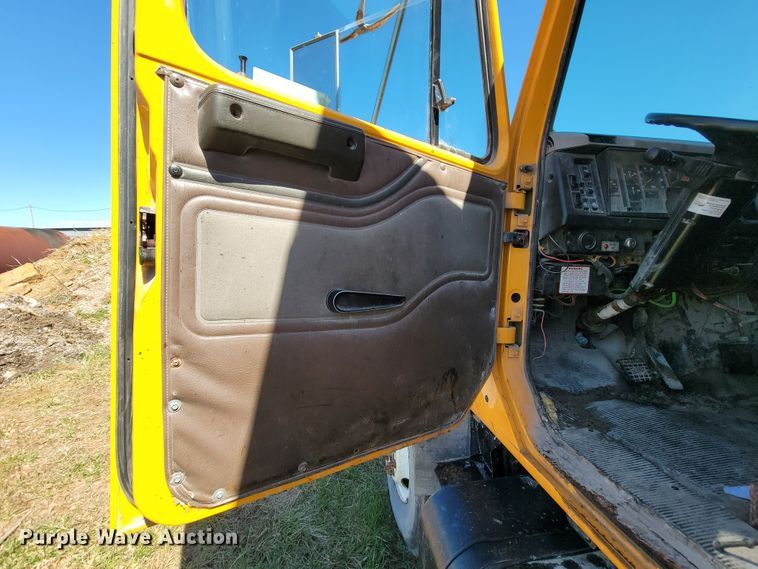image for item FL9105 2002 International 2554  dump truck